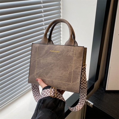 VINTAGE CHIC TEXTURED LETTER TOTE BAG Kadın çantası 2024 Yeni Büyük Kapasite Moda El Çantası Geniş Kemer Omuz Çantası