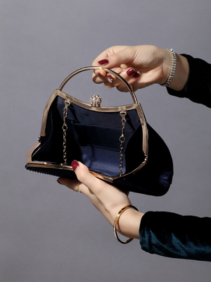 Avrupa ve Birleşik Devletler RETRO SOLID COLOR PLEATED HAND RING FASHION LOCK CLOSED DINER BAG CHAIN CROSSBODY BAG