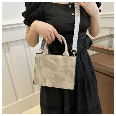 VINTAGE CHIC TEXTURED LETTER TOTE BAG Kadın çantası 2024 Yeni Büyük Kapasite Moda El Çantası Geniş Kemer Omuz Çantası