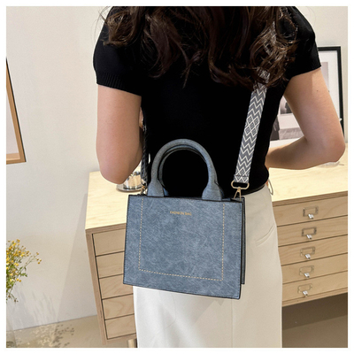 VINTAGE CHIC TEXTURED LETTER TOTE BAG Kadın çantası 2024 Yeni Büyük Kapasite Moda El Çantası Geniş Kemer Omuz Çantası
