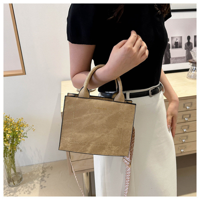 VINTAGE CHIC TEXTURED LETTER TOTE BAG Kadın çantası 2024 Yeni Büyük Kapasite Moda El Çantası Geniş Kemer Omuz Çantası