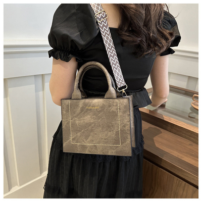 VINTAGE CHIC TEXTURED LETTER TOTE BAG Kadın çantası 2024 Yeni Büyük Kapasite Moda El Çantası Geniş Kemer Omuz Çantası