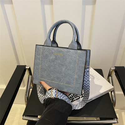 VINTAGE CHIC TEXTURED LETTER TOTE BAG Kadın çantası 2024 Yeni Büyük Kapasite Moda El Çantası Geniş Kemer Omuz Çantası
