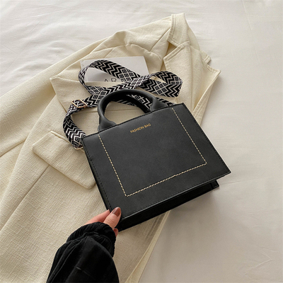 VINTAGE CHIC TEXTURED LETTER TOTE BAG Kadın çantası 2024 Yeni Büyük Kapasite Moda El Çantası Geniş Kemer Omuz Çantası