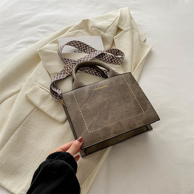 VINTAGE CHIC TEXTURED LETTER TOTE BAG Kadın çantası 2024 Yeni Büyük Kapasite Moda El Çantası Geniş Kemer Omuz Çantası