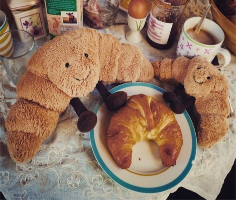 Ağırlıklı 9 inçlik Plüş Croissant Plüş Tatlı Gülümseme Croissant Ekmek Yastık Dolu Hayvanlar Komik Yumuşak Yiyecekler Plüşler