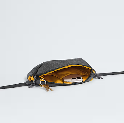 Fanny Packs çantası Fermuarlı ana bölme bir anahtarlıklı güvenli fermuarlı bir ağ cebine sahiptir